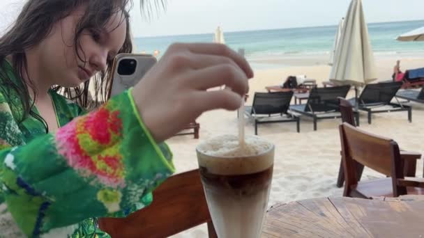 Una Chica Toma Video Teléfono Móvil Agitando Latte Ice Latte — Vídeo de stock