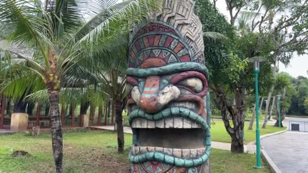 Estatua Icónica Del Sudeste Asiático Con Sombras Suaves Centro — Vídeo de stock