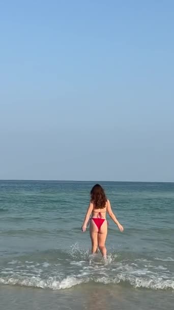 수영복 매력적인 귀여운 선글라스 포즈에서 느슨한 머리와 해안에 해변에서 셀카를 — 비디오