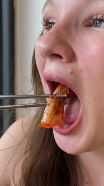 Kapusta Kimchi Koreańskiej Restauracji Słynne Sfermentowane Jedzenie Korei Młoda Dziewczyna — Wideo stockowe