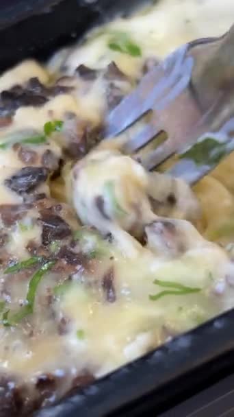 Pasajero Comiendo Comida Aerolínea Con Cubiertos Metal Enfoque Selectivo Pasta — Vídeos de Stock