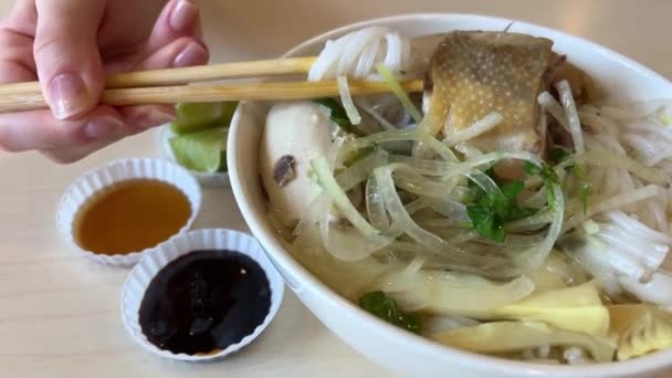越南调味沙司沙司从上到下喷出 女人吃Udon — 图库视频影像