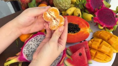 Meyve kırıkları mandalina dilimleri ejderha meyveli mango papaya. karpuz