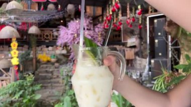 Soğuk Hint içeceği Lassi, naneli buzlu hindistan cevizi Lassi içeceği, ahşap arka plan fotokopi alanı. Buzlu Kefir.