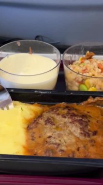Ekonomi sınıfı uçaklarda yemekler servis edilir. 