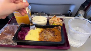 Ekonomi sınıfı uçaklarda yemekler servis edilir. 