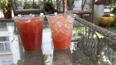 Beyaz arka plan üzerinde izole taze Guava meyve Smoothie Guava cam.