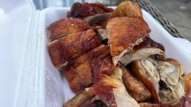 Kızarmış ördek, ördek Ay Yeni Yılı 'nda vazgeçilmez bir yemektir. Doan Ngo Tet tatili