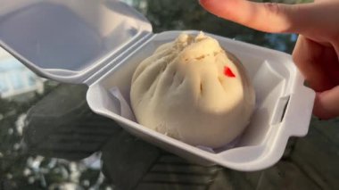 Buharda pişmiş etli çörek, bambu buharlı buğulanmış domuz çöreği. konteyner.