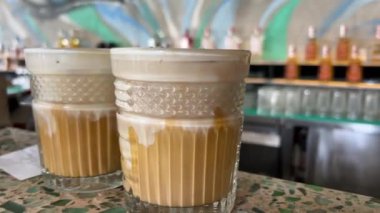 Tuzlu karamelli kahve ya da bardaki tezgahın üzerinde yumurtalı Vietnam kahvesi. restoran