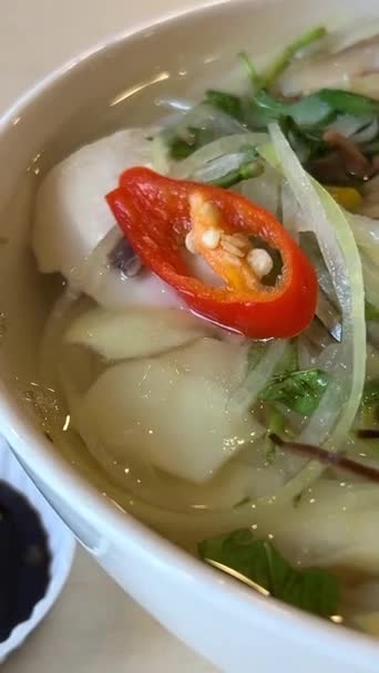ジンジャー ライム ボウルにチリコショウが付いているPho Boの伝統的なスープ クローズアップ ベトナム アジア料理 — ストック動画