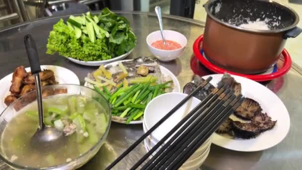 Comida Caseira Vietnamita Ouriços Mar Conchas Amêijoas Sopa Arroz Salada — Vídeo de Stock