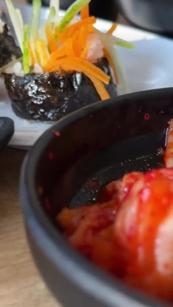 韓国のフードマスターズ 伝統的な食べ物 タナキャベツキムチ 韓国のピックルと調味料 スパイシーキムチ 韓国の伝統料理 野菜キャベツとコショウで作ったキムチサラダ — ストック動画