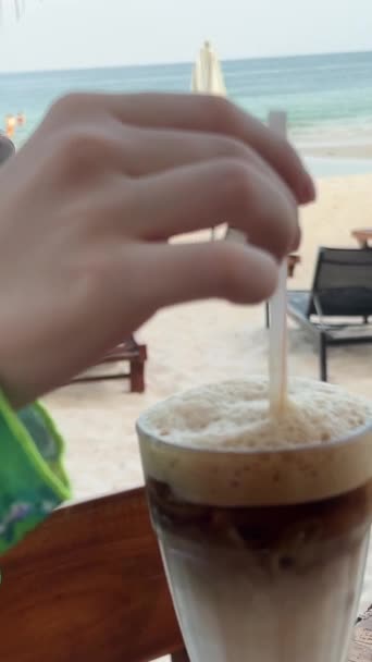 Flicka Tar Video Sin Mobiltelefon Omrörning Latte Ice Latte Cappuccino — Stockvideo
