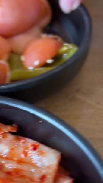 Kimchi Repolho Restaurante Coreano Famosa Comida Fermentada Coréia Uma Jovem — Vídeo de Stock