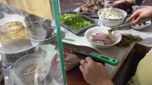 Street Scene Cooking Selling Traditional Morning Pho Soup Ladle Out — Stock Video