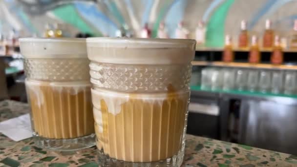 Καφές Αλατισμένη Καραμέλα Αυγό Βιετναμέζικο Καφέ Ένα Μπαρ Μετρητή Barista — Αρχείο Βίντεο