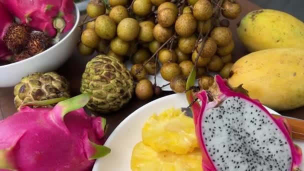 Frutas Mesa Longan Fruta Del Dragón Mango Piña — Vídeo de stock