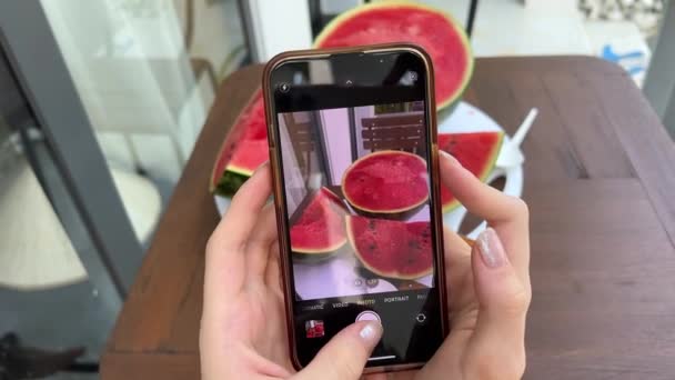 素食主义者女性拍下健康的抗氧化剂彩色蔬菜 生汁水果在冰箱西瓜市场后食用 用智能手机 — 图库视频影像