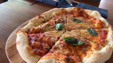 Pan kamerasının iki margarita pizzası arasındaki görüntüsü.