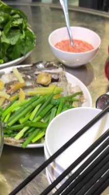 Vietnam yapımı ev yapımı deniz kestanesi kabukları istiridye çorbası pirinç salatası masada sıcak biber sosu. Aile yemeği