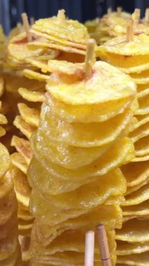 Yağda kızartılmış patates. Patates kızartması..