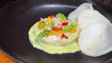 Bir tabak Gado-gado Cakarta, haşlanmış sebze ve patates, haşlanmış yumurta, kızarmış tofu tempeh, lontong ve melinjo cipsi, fıstık-kaju sosu. Endonezya salatası.