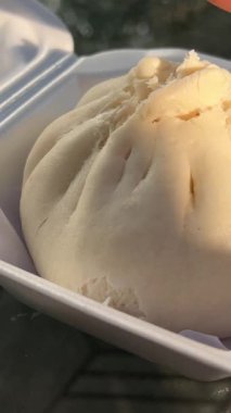 Buharda pişmiş etli çörek, bambu buharlı buğulanmış domuz çöreği. konteyner.