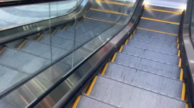 Alışveriş merkezinde çalışan yürüyen merdiven Close-up. Modern merdiven büyük bir alışveriş merkezi. Mağaza içinde yürüyen merdiven.