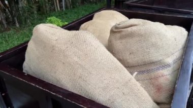 Tanınmayan parçaların bulunduğu büyük kumaş torbaları depoda duruyor. Yaptırımlar veya kaçakçıların yasadışı mallarla yakalanması nedeniyle el konulan ürünleri gösteren bir resim.