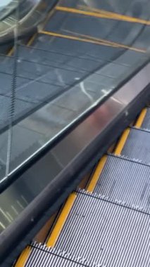 Alışveriş merkezinde çalışan yürüyen merdiven Close-up. Modern merdiven büyük bir alışveriş merkezi. Mağaza içinde yürüyen merdiven.