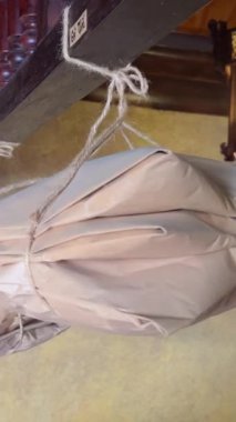 Paket sarkıyor. Tavandaki gazyağı lambasından sarkıtılmış antika posta paketleri ilginç iç mimari sanat eserleri. mektuplar zarfları paketler