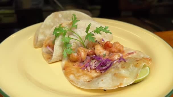 伝統的なメキシコ料理のタコスと玉ねぎのトップクローズアップ 肉を使った自家製タコス — ストック動画