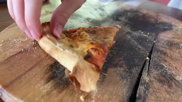 Hand Nimmt Letztes Stück Dünne Knusprige Pizza Auf Holzteller Mit — Stockvideo