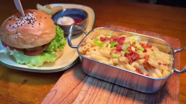 Φρέσκο Νόστιμο Πικάντικο Burger Διπλό Burger Katsu Κάρυ Μακαρόνια Και — Αρχείο Βίντεο