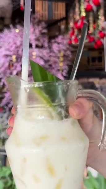Bebida Indiana Fria Lassi Coco Gelado Bebida Lassi Com Folha — Vídeo de Stock