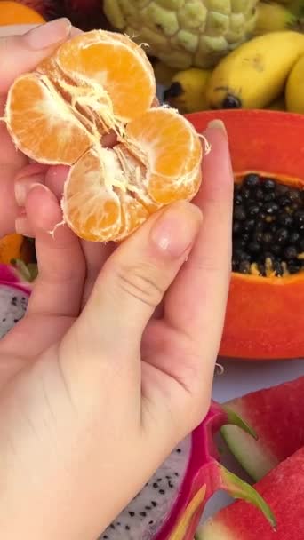 Bord Van Fruit Breken Mandarijn Plakjes Draak Fruit Mango Papaya — Stockvideo