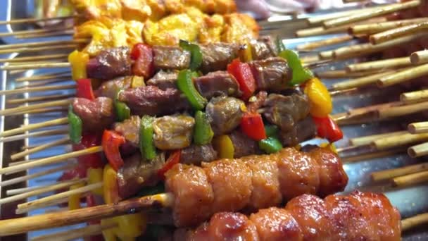 Főzés Shish Kebab Hús Nyársak Paradicsom Zöld Paprika Egy Grill — Stock videók