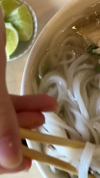 Pho Una Sopa Fideos Arroz Fresco Vietnamita Con Carne Res — Vídeos de Stock