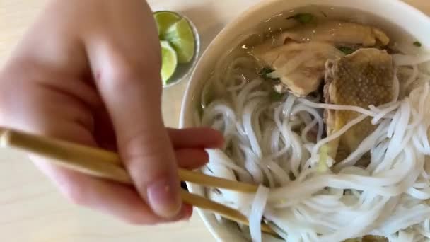 Pho Vietnamesisk Färskt Ris Nudelsoppa Med Nötkött Örter Chili Vietnamesisk — Stockvideo