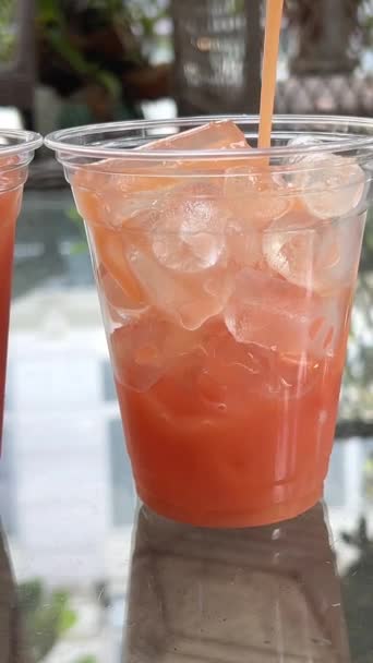 Bicchiere Frullato Guava Con Frutta Fresca Guava Isolata Sfondo Bianco — Video Stock