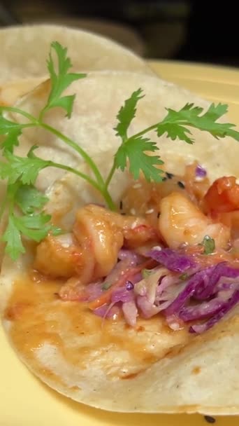 伝統的なメキシコ料理のタコスと玉ねぎのトップクローズアップ 肉を使った自家製タコス — ストック動画