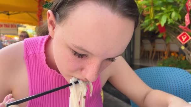 Kvinnliga Händer Håller Skål Med Asiatisk Traditionell Soppa Nötkött Pho — Stockvideo