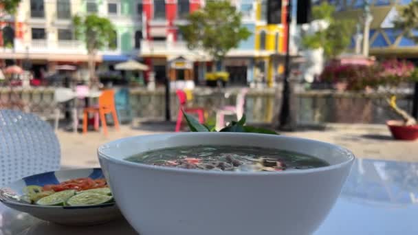 Κύπελλο Βιετναμέζικες Παραδοσιακή Pho Σούπα Κοτόπουλο Νουντλ Στο Δρόμο Εστιατόριο — Αρχείο Βίντεο
