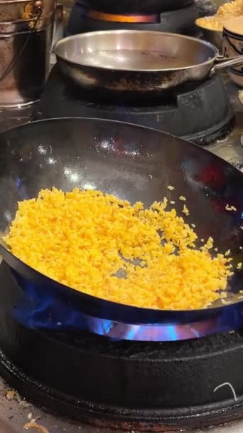 Mantarlı Risotto Pişirme Işlemi Aşçı Arborio Pilavını Kızartma Tavasında Karıştırıyor — Stok video