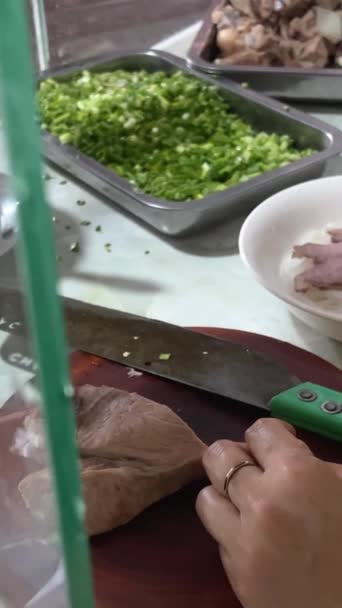 烹调和销售传统的晨波汤 把汤拿出来 — 图库视频影像