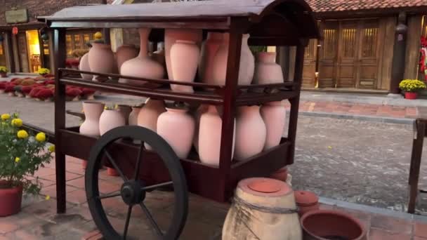 智利圣地亚哥波美尔旅游城市场上有大型泥坑的陶器 — 图库视频影像