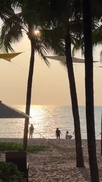 Phu Quoc Sonaseaビーチのパラダイスビーチ パームツリー 海の日没インド洋ラグジュアリー休暇ホテル近く 旅行代理店の目的地 自然の美しさ休憩のリラクゼーションの間に傾いた — ストック動画
