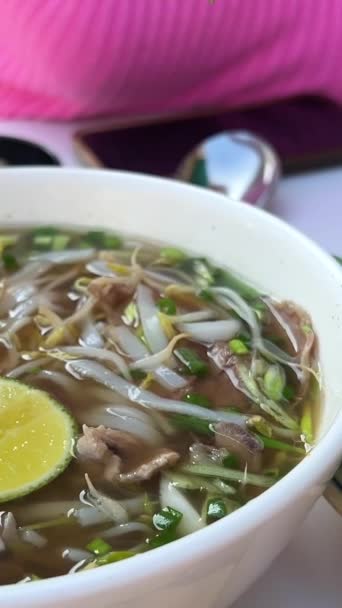 Mãos Femininas Segurar Tigela Com Sopa Tradicional Asiática Pho Carne — Vídeo de Stock