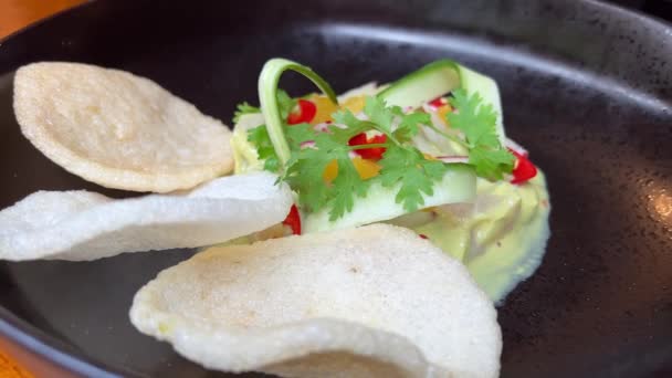 加多加多雅加达的盘子里有煮熟的蔬菜和土豆 煮熟的鸡蛋 炸豆腐 龙通和甜瓜片 还有花生酱 印度尼西亚沙拉 — 图库视频影像